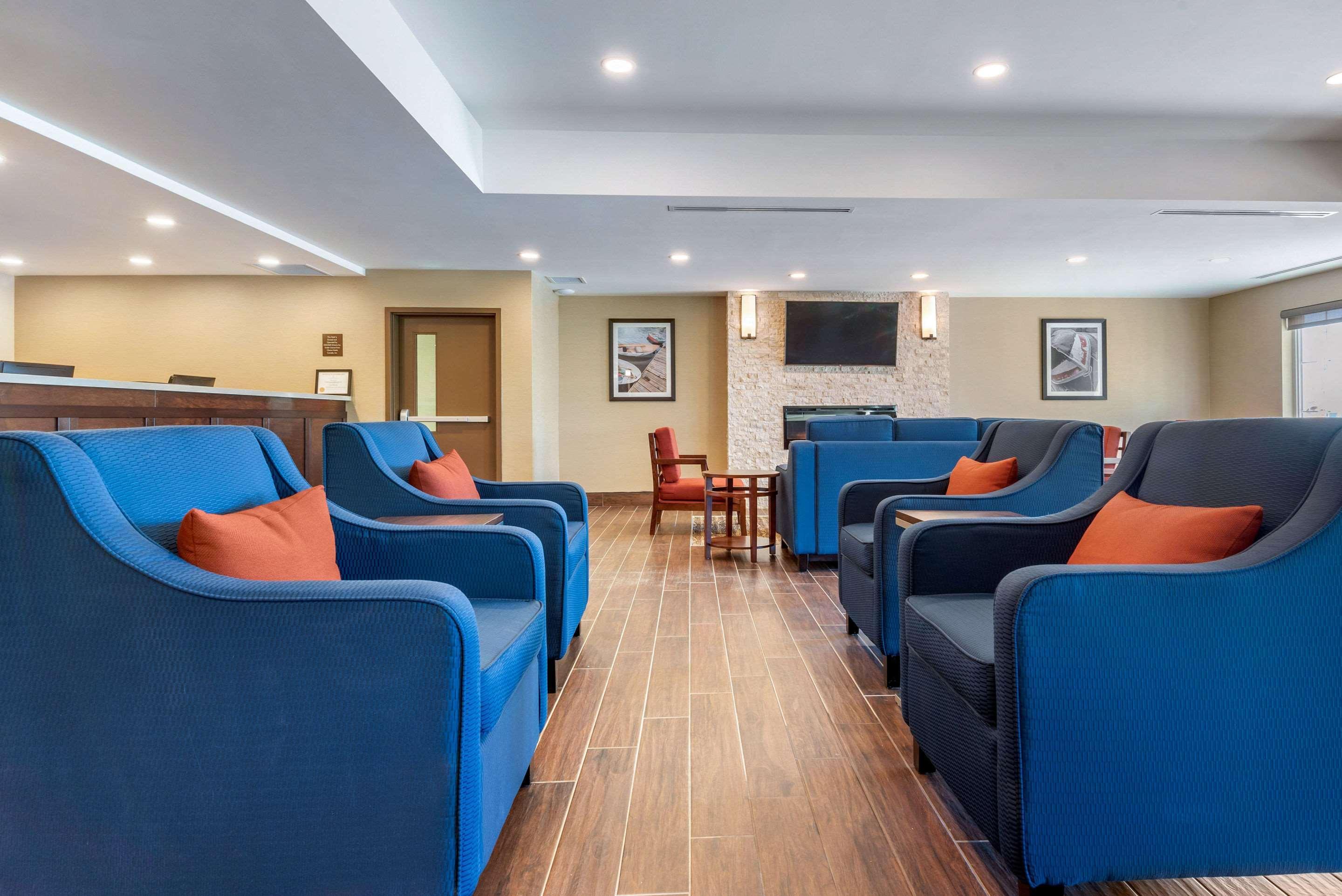 Comfort Inn & Suites Greater Napanee Exterior photo